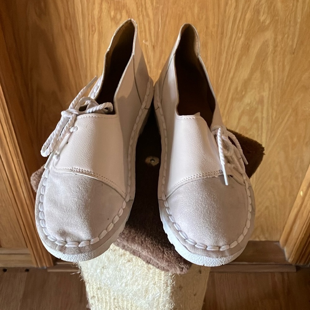 Noracora Women’s Flats/loafers Size EU 40 US 8. Two toned light cream. Preowned